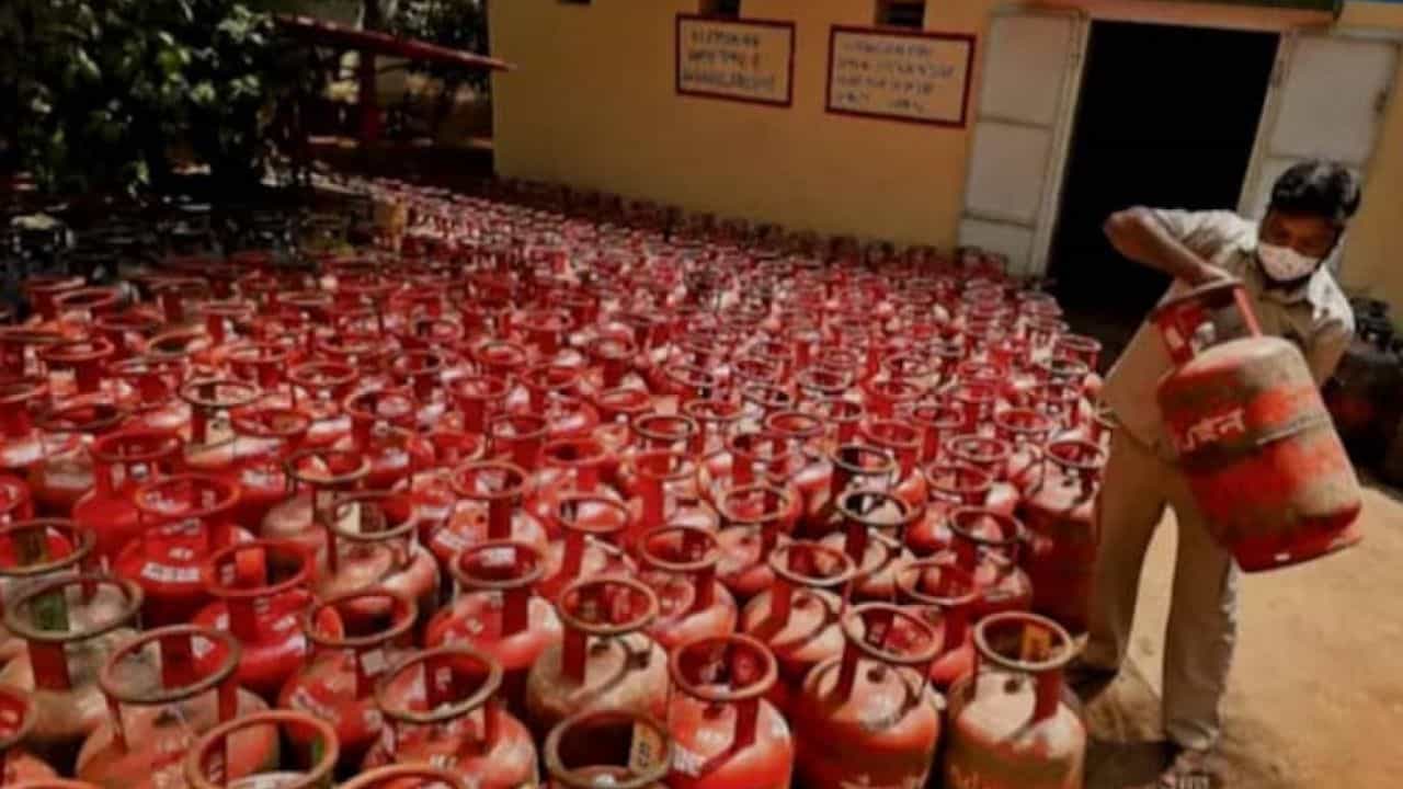 ৩১ ডিসেম্বর শেষ তারিখ। এই তারিখের মধ্যে বায়োমেট্রিক আপডেট করতে হবে। নাহলে নতুন বছর থেকে রান্নার গ্যাসে মিলবে না ভর্তুকি। অনেকে আবার দাবি করছেন, বায়োমেট্রিক আপডেট না করালে নাকি রান্নার গ্যাসই মিলবে না। আসল সত্যিটা কী?