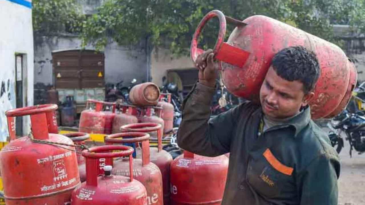 LPG সিলিন্ডারে ভর্তুকি দেওয়ার মেয়াদ বাড়ল LPG সিলিন্ডারে ভর্তুকি দেওয়ার মেয়াদ বাড়ল