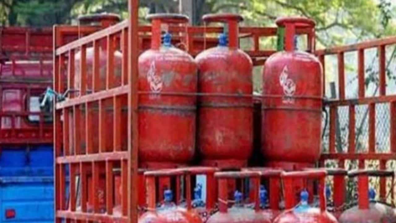 LPG Connection: নতুন LPG কানেকশন নিতে চান? কী কী করতে হবে, খরচই বা কত, জেনে নিন LPG Connection: নতুন LPG কানেকশন নিতে চান? কী কী করতে হবে, খরচই বা কত, জেনে নিন
