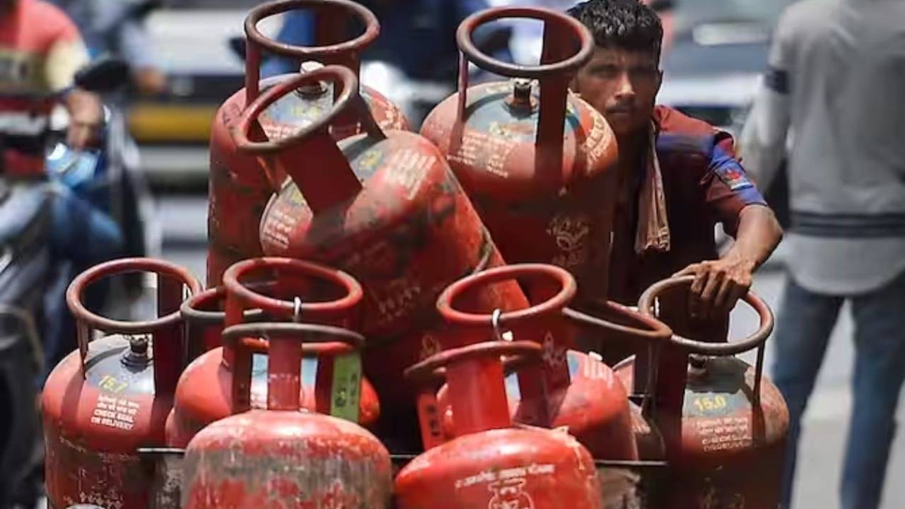 LPG Cylinder: ১ জানুয়ারি থেকে ৪৫০ টাকায় মিলবে রান্নার গ্যাস, বড় ঘোষণা মুখ্যমন্ত্রীর