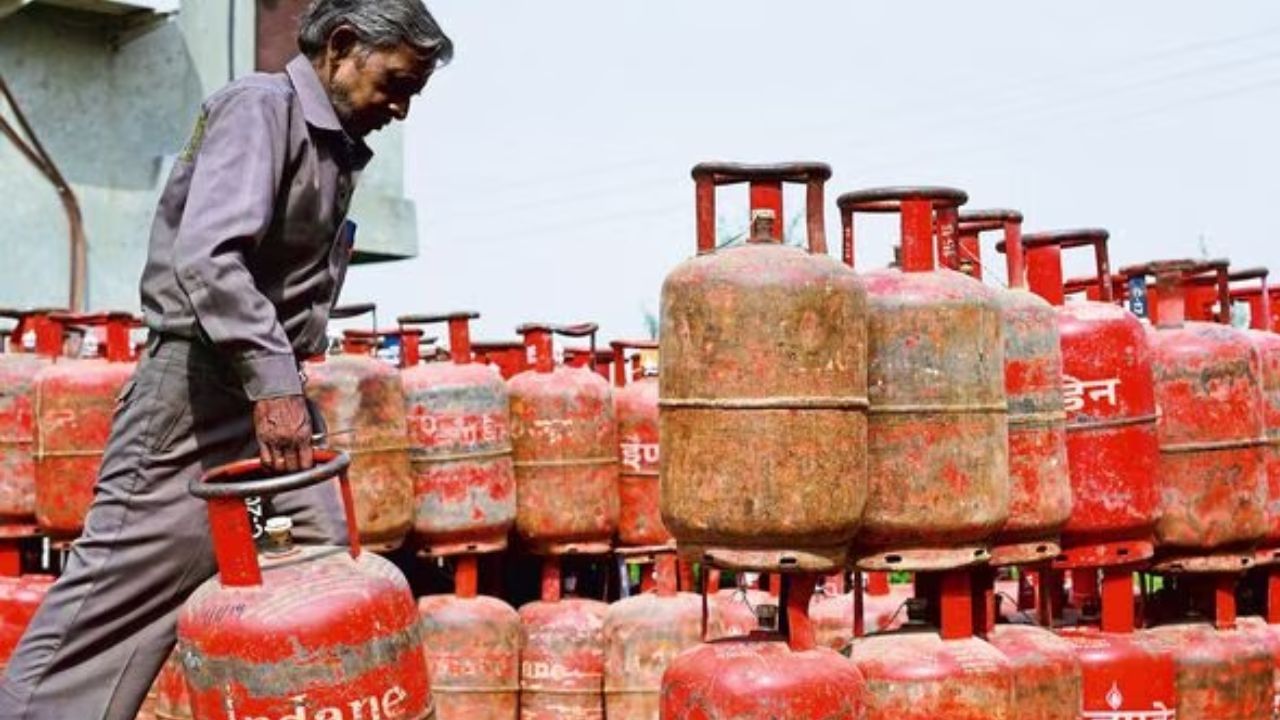 LPG Price Cut: নতুন বছরের প্রথম দিনেই কমবে গ্যাসের দাম? LPG Price Cut: নতুন বছরের প্রথম দিনেই কমবে গ্যাসের দাম?