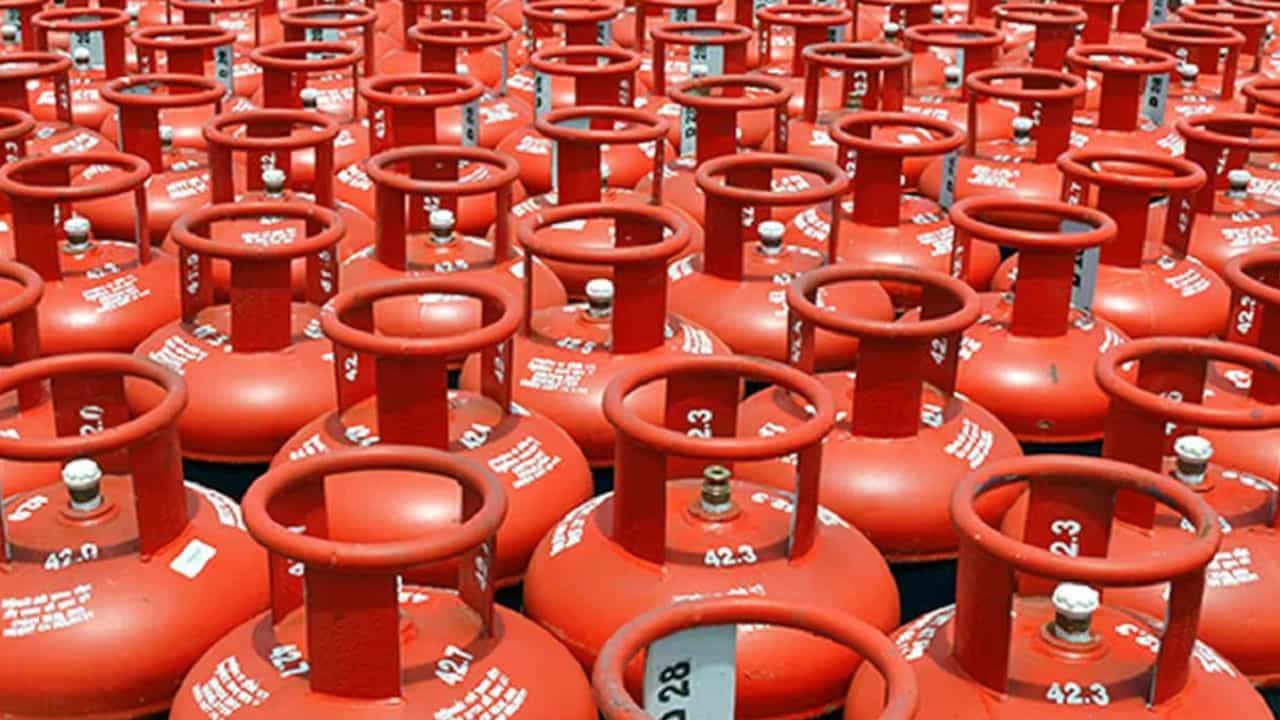 LPG Biometric Update: জানেন তো ৩১ ডিসেম্বর তারিখ! তার আগে আপডেট না-হলে পাবেন না গ্যাসের ভর্তুকি LPG Biometric Update: জানেন তো ৩১ ডিসেম্বর তারিখ! তার আগে আপডেট না-হলে পাবেন না গ্যাসের ভর্তুকি