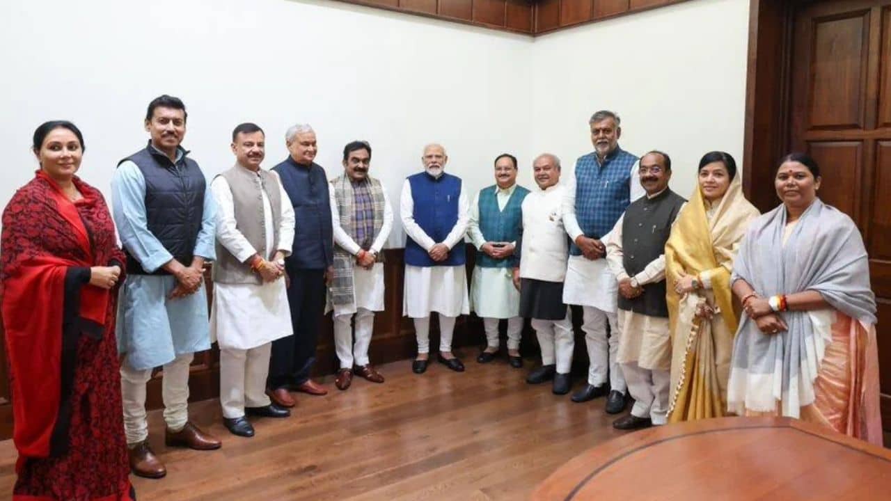 PM Narendra Modi: রাতেই প্রধানমন্ত্রীর বাসভবনে হাজির ইস্তফা দেওয়া ১২ সাংসদ, তবে কি বাছাই হয়ে গেল মুখ্যমন্ত্রী?