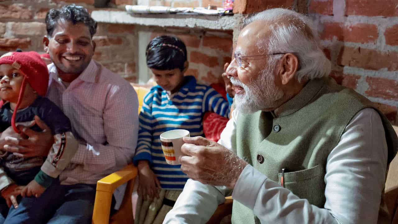 PM Narendra Modi: হঠাৎ মীরার বাড়িতে চা খেলেন কেন মোদী? PM Narendra Modi: হঠাৎ মীরার বাড়িতে চা খেলেন কেন মোদী?