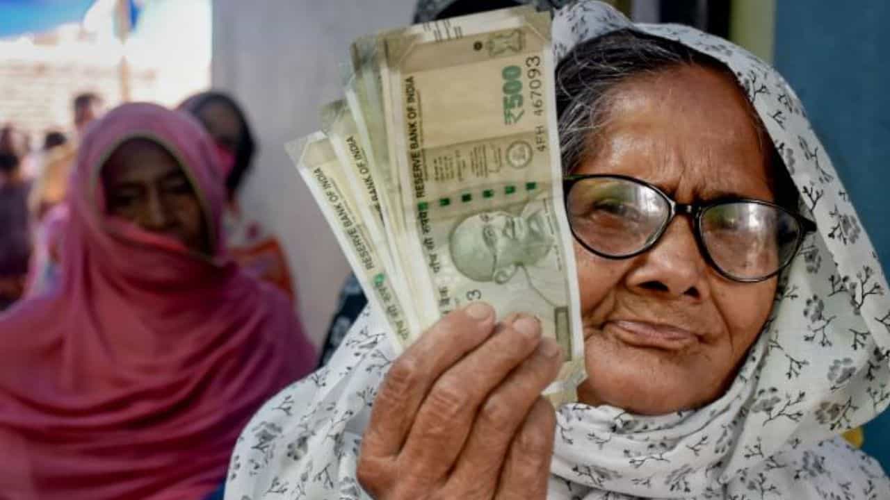 Pension Scheme Age: বছর শেষে বড় ঘোষণা, ৬০ নয়, ৫০ পেরোলেই মিলবে পেনশন Pension Scheme Age: বছর শেষে বড় ঘোষণা, ৬০ নয়, ৫০ পেরোলেই মিলবে পেনশন