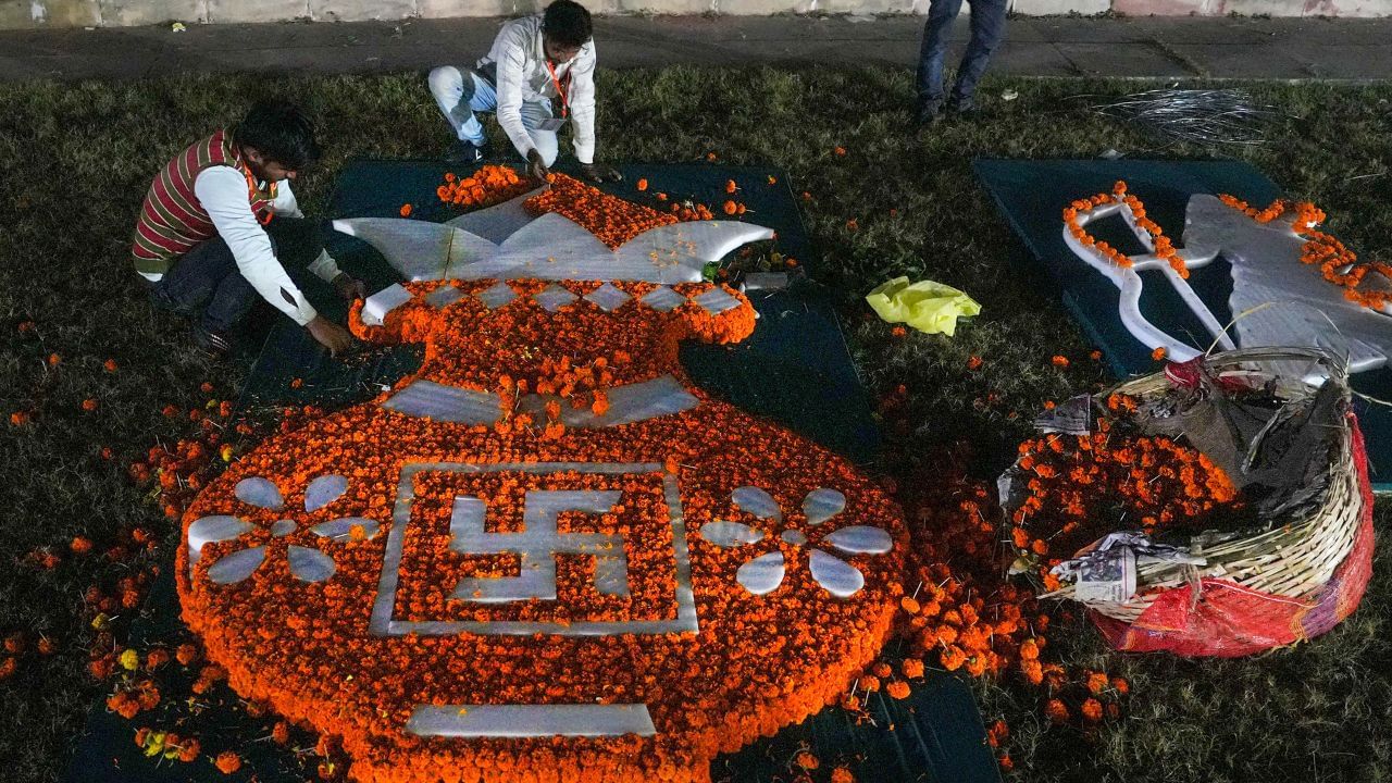 প্রধানমন্ত্রী মোদীকে স্বাগত জানাতে ফুল দিয়ে সাজানো হয়েছে পথ-ঘাট ও মন্দির চত্বর।