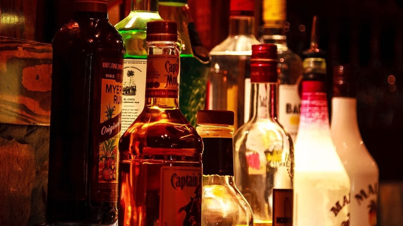 Scotch VS Whiskey: বর্ষশেষে স্কচ-হুইস্কিতে মদের গ্লাসে ফোয়ারা, স্বাদ থেকে দামে এত ফারাক কেন জানেন? Scotch VS Whiskey: বর্ষশেষে স্কচ-হুইস্কিতে মদের গ্লাসে ফোয়ারা, স্বাদ থেকে দামে এত ফারাক কেন জানেন?