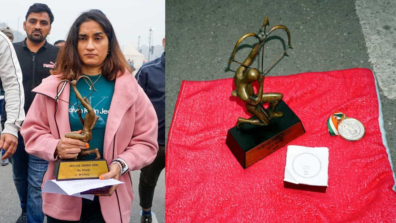 Vinesh Phogat: নীরবে প্রতিবাদ, বজরং পুনিয়ার পর কর্তব্য পথে খেল রত্ন ও অর্জুন পুরস্কার রেখে আসলেন বীনেশ ফোগট Vinesh Phogat: নীরবে প্রতিবাদ, বজরং পুনিয়ার পর কর্তব্য পথে খেল রত্ন ও অর্জুন পুরস্কার রেখে আসলেন বীনেশ ফোগট