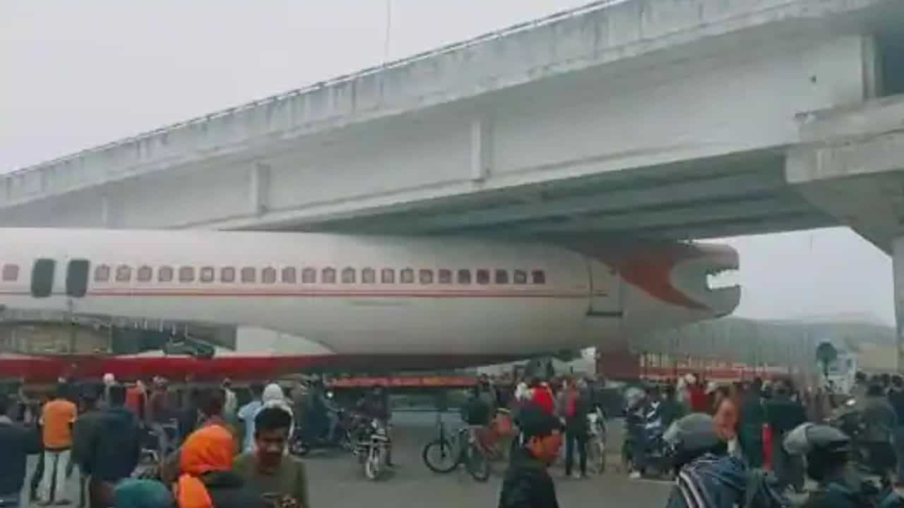 Video: সেতুর নীচে আটকে পড়েছে বিমান, দেখুন ভিডিয়ো Video: সেতুর নীচে আটকে পড়েছে বিমান, দেখুন ভিডিয়ো