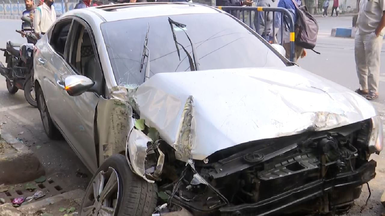 Road Accident: দুমড়ে মুচড়ে গিয়েছে গাড়ি, সাতসকালে বিড়লা মন্দিরের সামনে ভয়াবহ দুর্ঘটনা