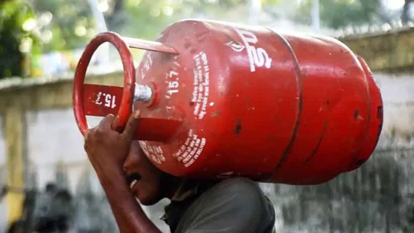 LPG Cylinder Price: মাসের শুরুতেই বাড়ল রান্নার গ্যাসের দাম, জেনে নিন কত পড়বে এবার?