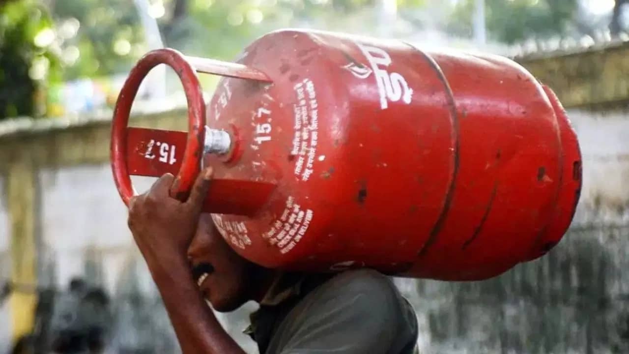 LPG Cylinder Price: মাসের শুরুতেই বাড়ল রান্নার গ্যাসের দাম, জেনে নিন কত পড়বে এবার?