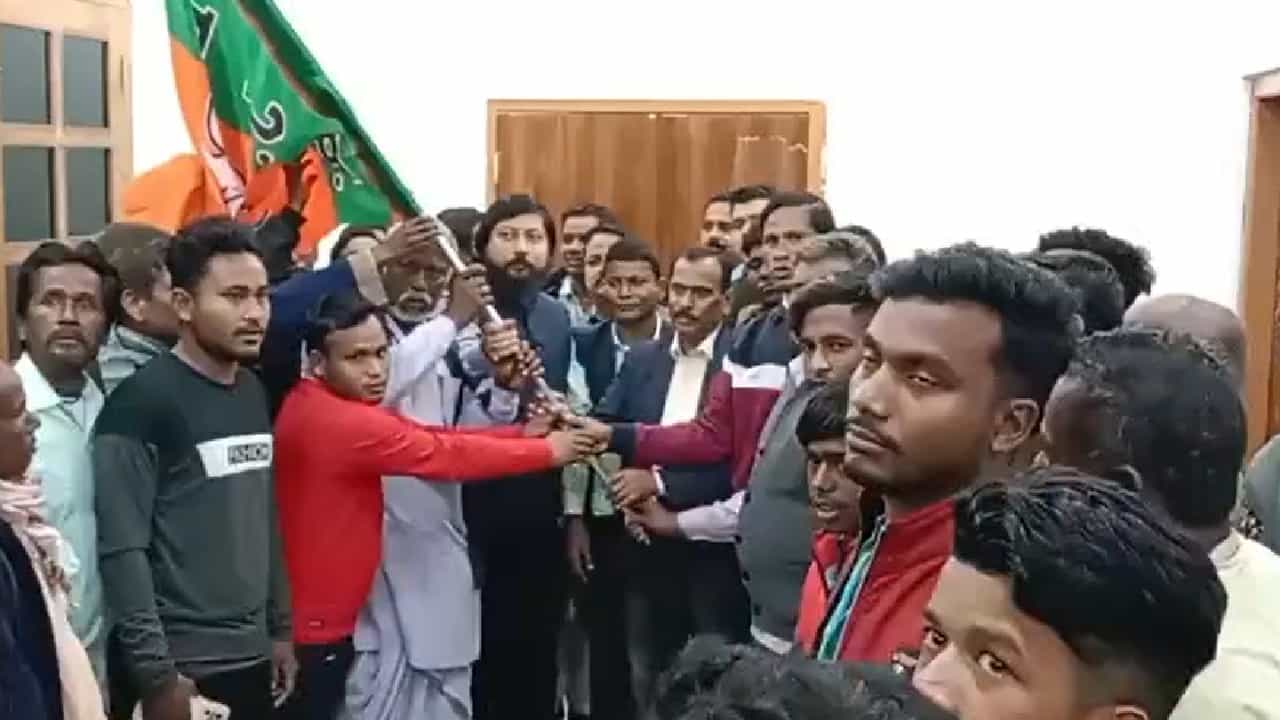 BJP Joining: শাসকশিবিরে ভাঙন, নিশীথ প্রামাণিকের হাত ধরে বিজেপিতে যোগ তৃণমূল নেতার BJP Joining: শাসকশিবিরে ভাঙন, নিশীথ প্রামাণিকের হাত ধরে বিজেপিতে যোগ তৃণমূল নেতার