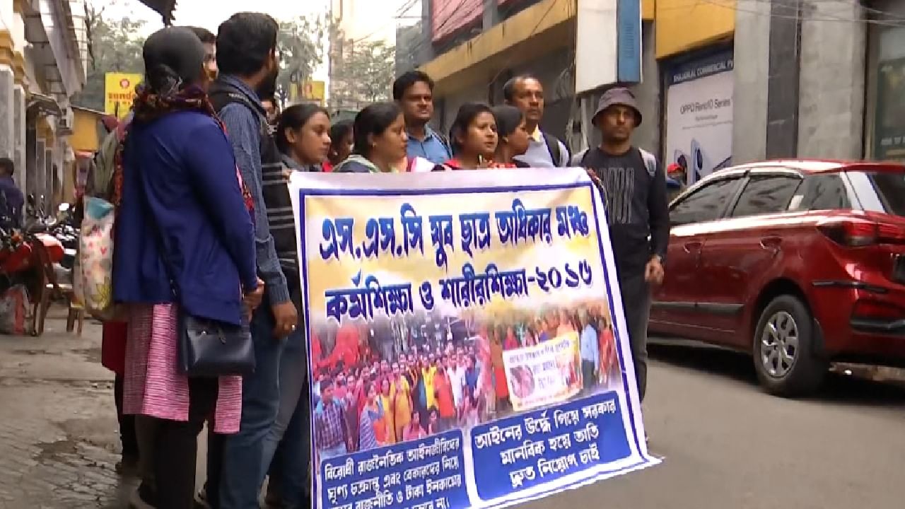 SSC: দ্রুত নিয়োগের দাবি, এবার কুণালের দ্বারে কর্মশিক্ষা-শারীরশিক্ষা চাকরিপ্রার্থীরা