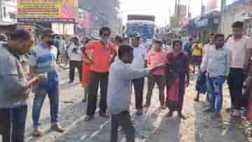 Panihati: রাস্তার দাবিতে রাস্তা-অবরোধ, শাসানি তৃণমূল নেতার