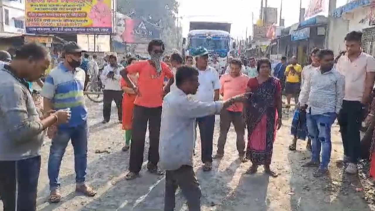 Panihati: রাস্তার দাবিতে রাস্তা-অবরোধ, 'শাসানি' তৃণমূল নেতার Panihati: রাস্তার দাবিতে রাস্তা-অবরোধ, 'শাসানি' তৃণমূল নেতার