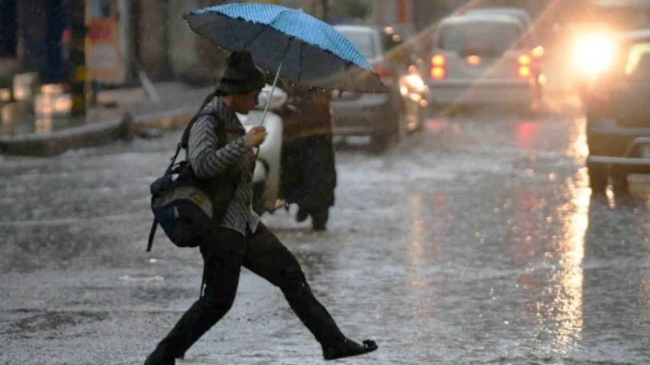 Today Weather Update: গা-গরম আবহাওয়ার, থার্মোমিটারে বেড়েছে ৪ ডিগ্রি, স্নান করতে পারে ১২টা জেলা