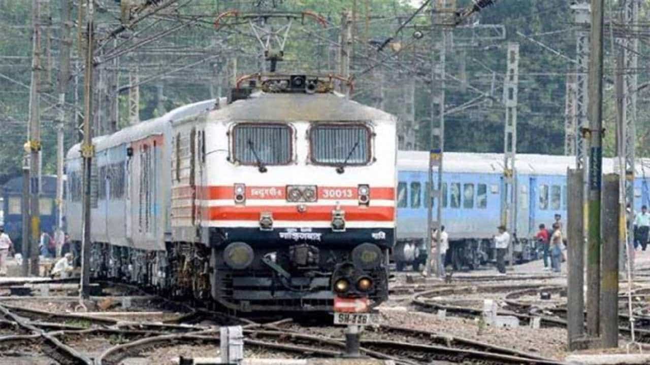 Train Cancelled: আন্দোলনের জেরে থমকে রেল, বাংলায় কোন কোন ট্রেনে পড়ল প্রভাব? Train Cancelled: আন্দোলনের জেরে থমকে রেল, বাংলায় কোন কোন ট্রেনে পড়ল প্রভাব?