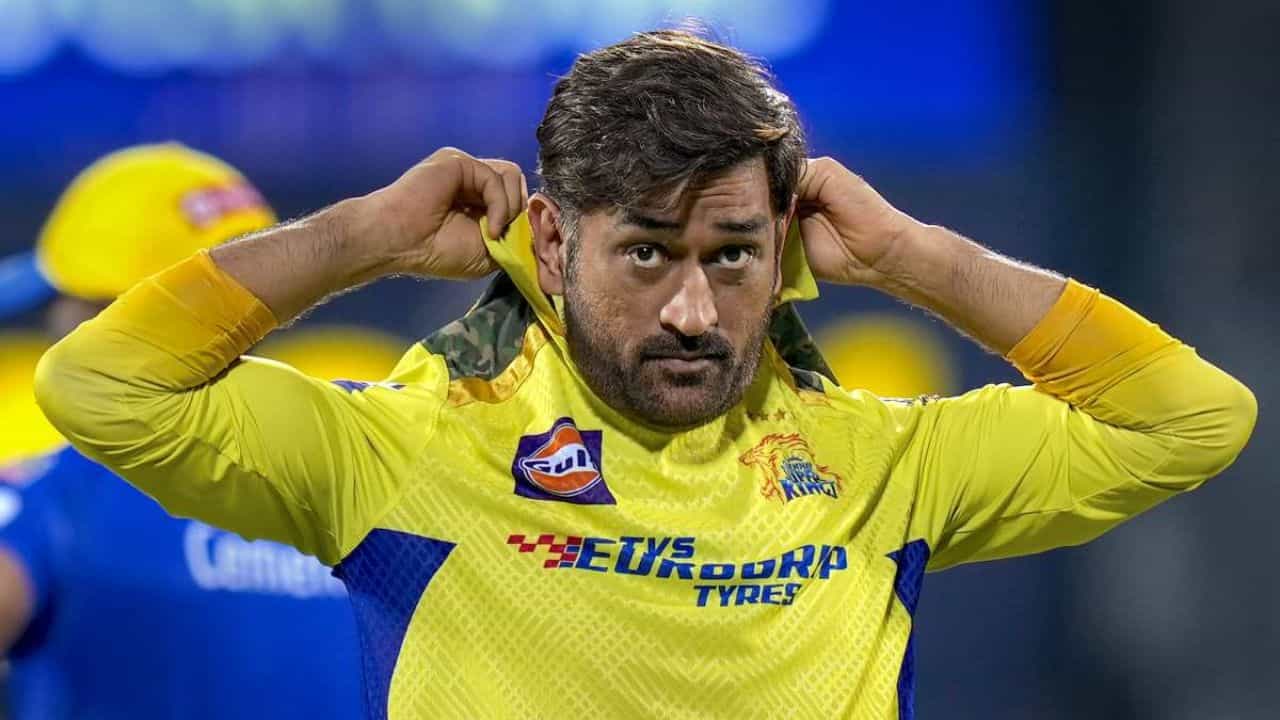 ফ্যানকে পাকিস্তানে যেতে বললেন ধোনি! দেখুন ভিডিয়ো ফ্যানকে পাকিস্তানে যেতে বললেন ধোনি! দেখুন ভিডিয়ো
