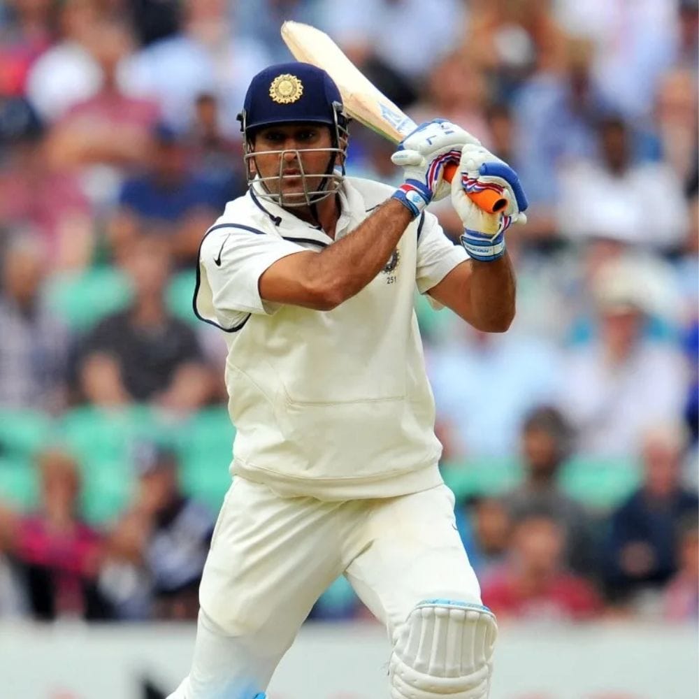 সাদা জার্সি ও লাল বলের ক্রিকেটে সবচেয়ে বেশি বার শূন্যে আউট হওয়া ভারতীয় ক্যাপ্টেনের তালিকায় বিরাট কোহলির পর রয়েছেন মহেন্দ্র সিং ধোনি (MS Dhoni)। তিনি ৮ বার টেস্টে শূন্যে আউট হয়েছিলেন।