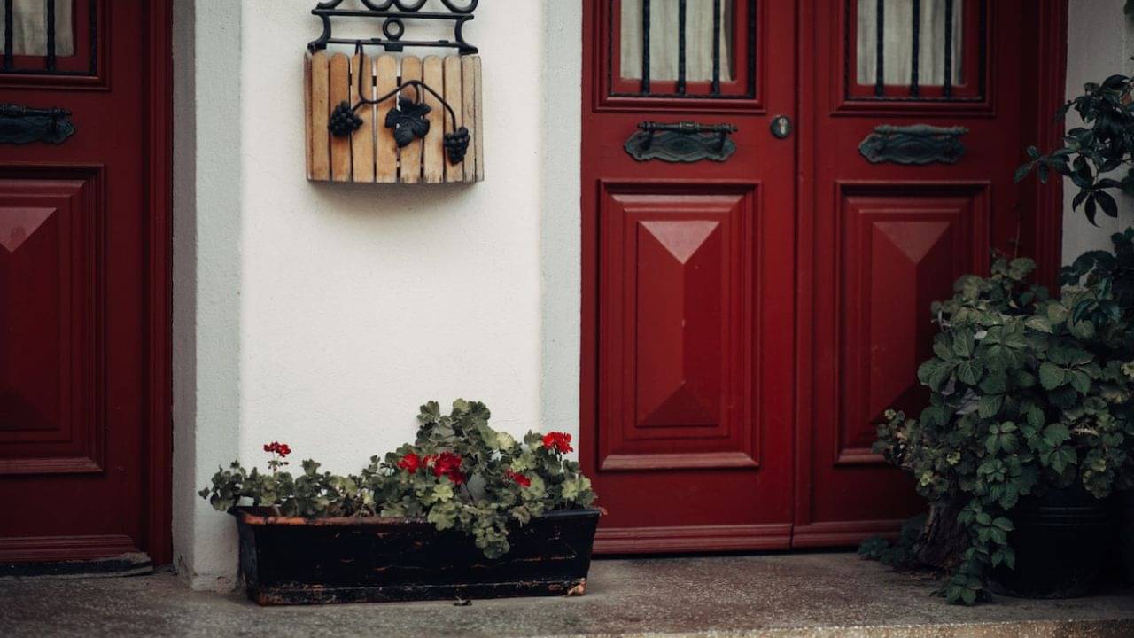 Vastu Tips for Main Gate: সদর দরজার সামনে এই জিনিসগুলি রাখলে গৃহদেবতা রুষ্ট হন! বাস্তুমতে, মারাত্মক সমস্যা কাটাতে কী করবেন?