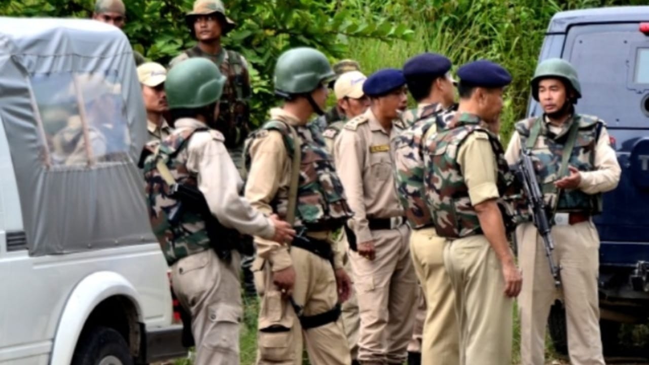 Manipur: রাতের অন্ধকারে কমান্ডো ব্যারাকে আরপিজি হামলা! বর্ষশেষেও উত্তপ্ত মণিপুর Manipur: রাতের অন্ধকারে কমান্ডো ব্যারাকে আরপিজি হামলা! বর্ষশেষেও উত্তপ্ত মণিপুর