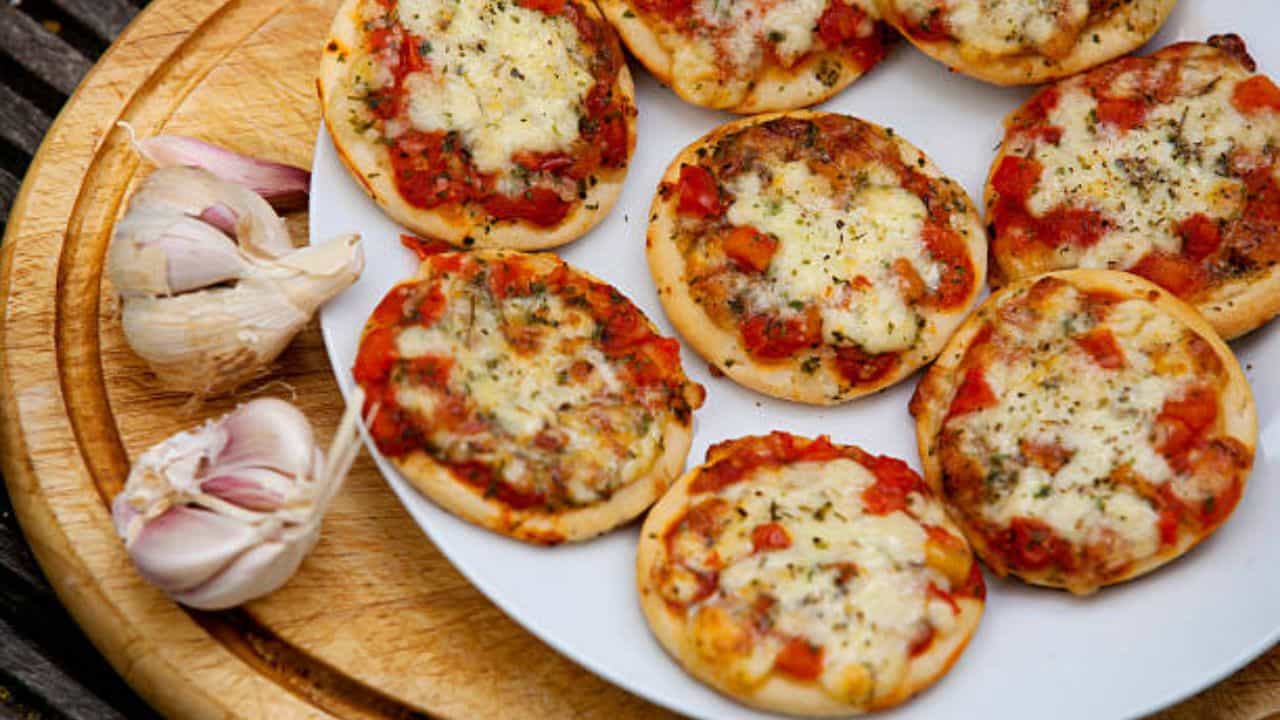 Mini pizza: হোক না ফাস্টফুড, শীতের দিনে বাড়িতে বানানো পিৎজা বেশ ভালই লাগে Mini pizza: হোক না ফাস্টফুড, শীতের দিনে বাড়িতে বানানো পিৎজা বেশ ভালই লাগে