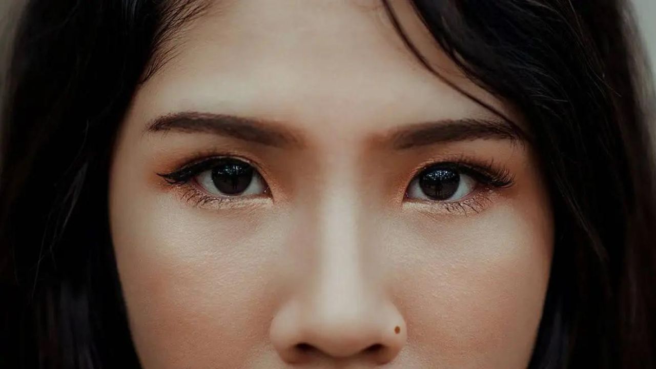 সামুদ্রিক শাস্ত্রে বলা হয়েছে যে, যদি কোনও ব্যক্তির নাকে ও বাম চোখে তিল থাকে, তাহলে সেই ব্যক্তি আত্মমর্যাদাশীল। এরা নিজেকে বিশ্বের সামনে তুলে ধরতে পছন্দ করেন। নিজেদের মধ্যে ভাবতে থাকে যে তাদের চেয়ে বেশি কারোর কিছু থাকতে পারে না। মানে এরা সবকিছুতেই নাক উঁচু করার চেষ্টা করে।