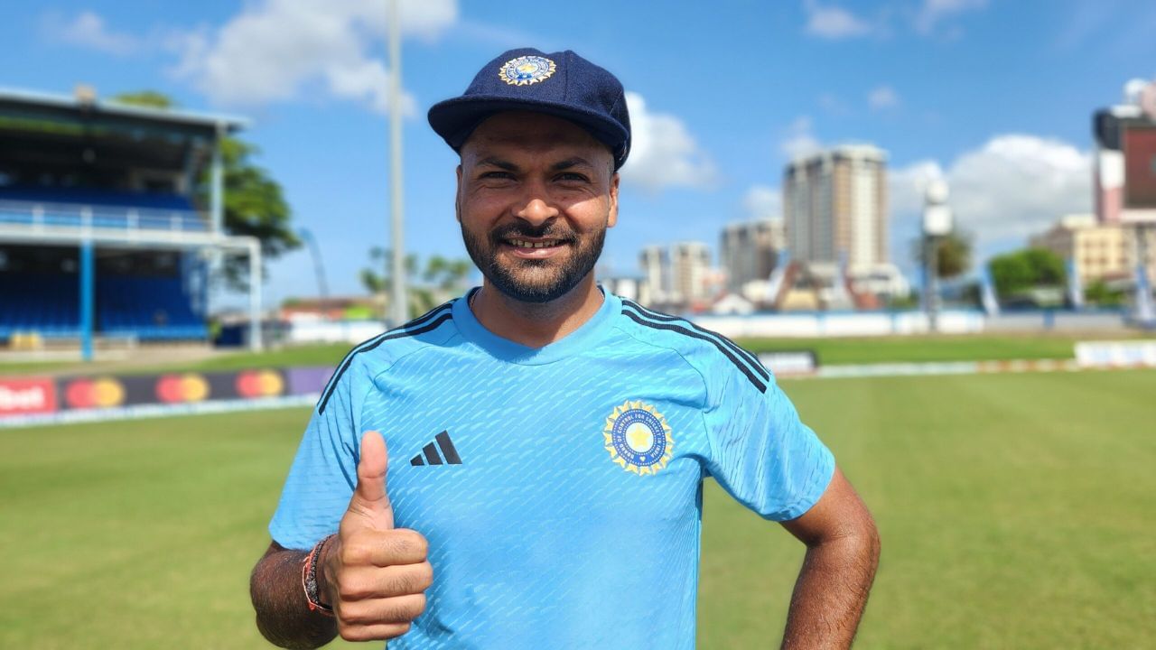 বাংলার মুকেশ কুমারও দেশের জার্সিতে ওয়ান ডেতে যাত্রা শুরু করেন। ওয়েস্ট ইন্ডিসের বিরুদ্ধে চলতি বছরে অভিষেক হয় তাঁর। (ছবি:সোশ্যাল মিডিয়া)