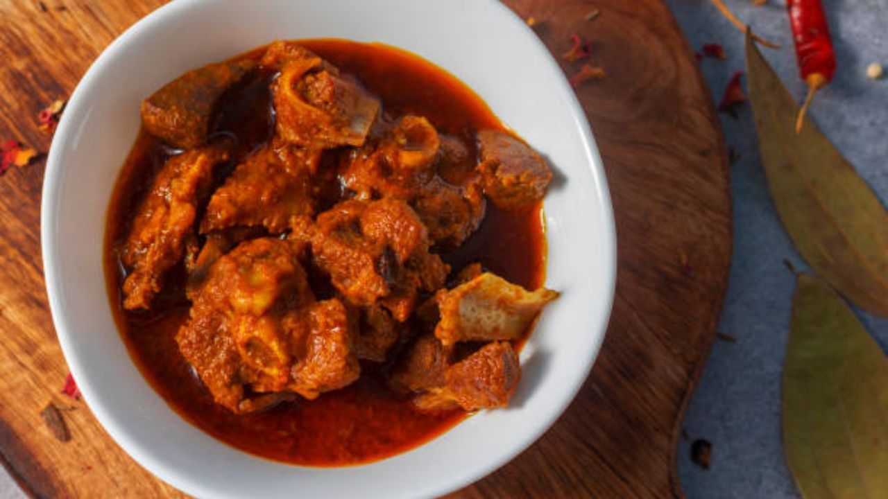 যতই কোলেস্টেরলের চোখ রাঙানি থাক না কেন মটন খেতে কে না ভালবাসে! গরম ভাত আর গরম গরম মটনের ঝোল আলু হলে আর কিছুই লাগে না। একই রকম ভাবে মটন বিরিয়ানি খেতেও লাগে দারুণ। শীত মানেই পার্টি পিকনিকের মরশুম