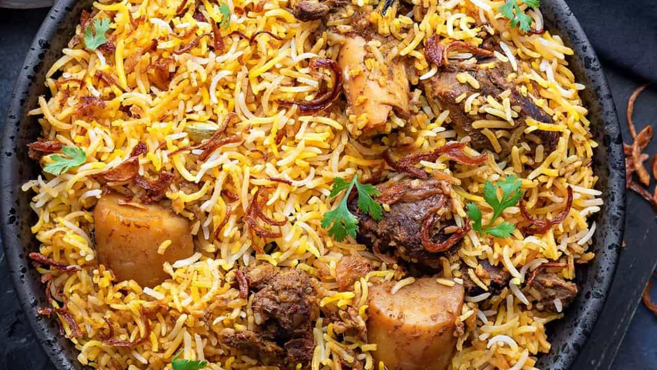 বিরিয়ানি খেতে কার না ভাললাগে। নাম শুনলেই জিভে জল। হায়দরাবাদ, লখনউ, তামিলনাড়ু, মালাবার-নানা স্টাইলের বিরিয়ানি পাওয়া গেলেও কলকাতা বিরিয়ানির কোনও তুলনা নেই। বিশ্বের যে প্রান্তেই যাওয়া হোক না কেন বাঙালি দম বিরিয়ানির খোঁজ করে