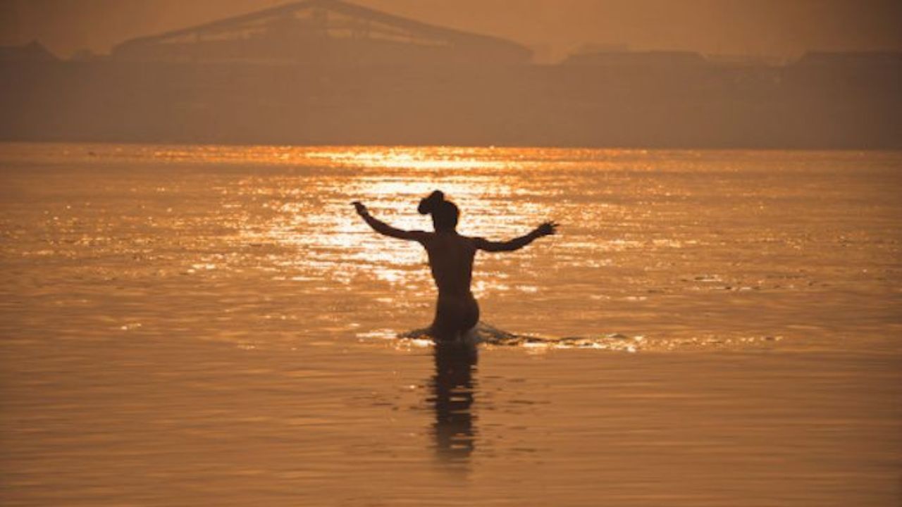 কুম্ভের আগে বা পরে শুধু ভিক্ষা করে বা জঙ্গল ও পাহাড়ে পাওয়া কন্দ ইত্যাদি খেয়ে পেট ভরান তাঁরা। ধ্যান ও অধ্যবসায়ের জেরে দীর্ঘ সময় ক্ষুধার্ত ও তৃষ্ণার্ত থাকতে পারেন নাগারা। প্রকাশ্যে আসতে তারা বেশি পছন্দ করেন না। তাই বনের পথ দিয়ে পায়ে হেঁটে যাত্রা শুরু করেন তাঁরা। তবে দিনের পরিবর্তে রাতে ভ্রমণ করতে পছন্দ করেন তারা।