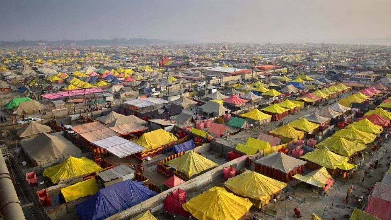 জ্যোতিষশাস্ত্র অনুাসের, মেষ রাশির চক্রে বৃহস্পতি, সূর্য ও চন্দ্র মকর রাশিতে প্রবেশ করলে মহাকুম্ভ মেলার আয়োজন করা হয়। ২০২৪ নয়, এই পূর্ণকুম্ভের আয়োজন করা হবে ২০২৫ সালে। ওই বছরের ২৯ জানুয়ারি থেকে ৮ মার্চ পর্যন্ত চলবে এই মহামেলা। ক্যালেন্ডার অনুসারে শেষ শাহি স্নান পালন করা হবে ৮ মার্চ।