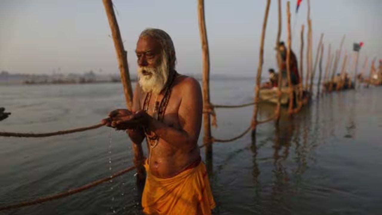 নাগা বাবা, যিনি ভগবানের ভক্তিতে নিমগ্ন থাকেন। সমস্ত শরীরে ছাই দিয়ে ঢেকে বিশাল জটা থাকে তাদের মাথায়। সাধারণত পাহাড়, বন, গুহা বা প্রাচীন মন্দিরে বাস করেন নাগা সাধুরা। তাদের থাকার জায়গা এমন এক জায়গায় থাকে, সাধারণ মানুষ সেখানে যান না। 