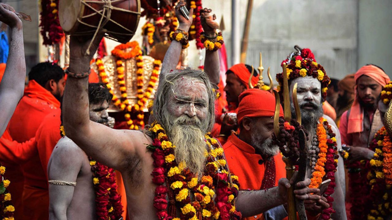 নাগাসাধুরা বিলাসিতায় বিশ্বাসী নয়। সুখ-ভোগের মত জিনিসপত্র ব্যবহার করেন না। মাটিতে ঘুমান। জীবনে প্রতিটি পদে কঠোর নিয়ম মেনে চলেন। ঈশ্বরের উপাসনায় বেশির ভাগ সময় ব্যয় করেন।তাদের মধ্যে এমন একটি রহস্যময় জ্ঞান বা ক্ষমতা থাকে, সঙ্গীদের পাঠানো বার্তা গ্রহণ করতে পারেন তাঁরা।