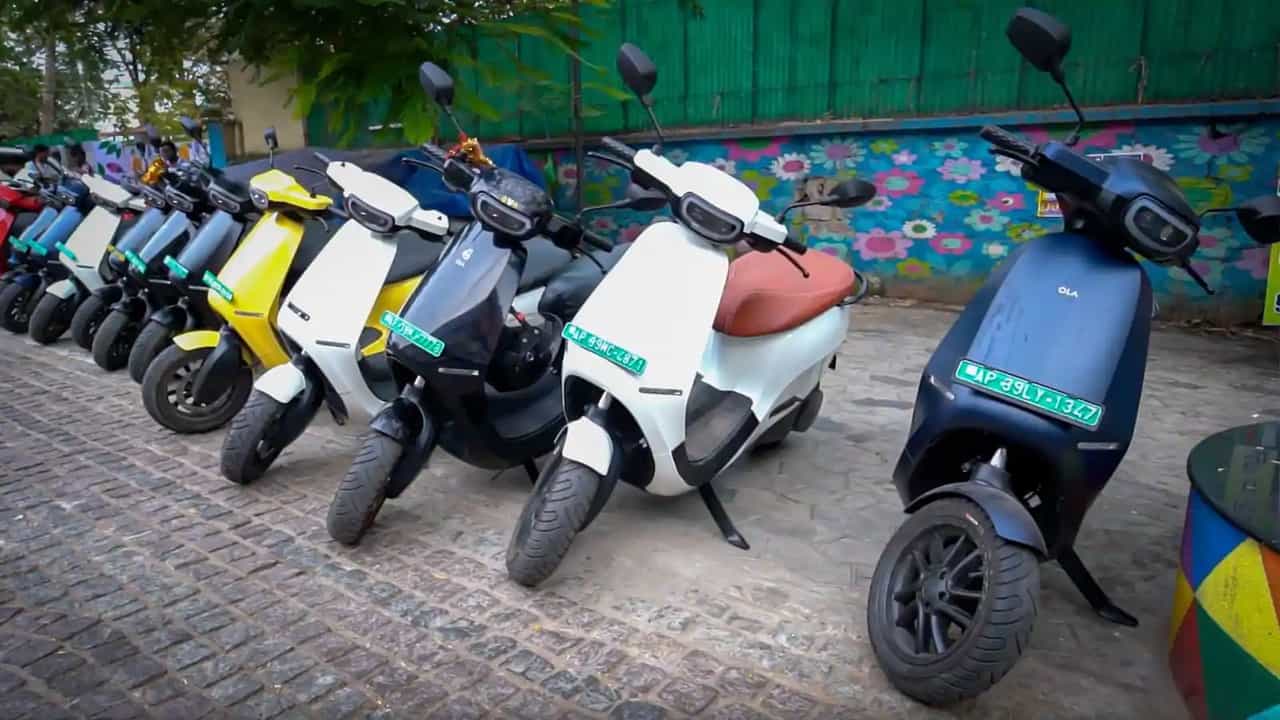 Electric Car: ইলেকট্রিক গাড়ি কেনার পরিকল্পনা করছেন? দেরি করলে হাতছাড়া হতে পারে ভর্তুকি Electric Car: ইলেকট্রিক গাড়ি কেনার পরিকল্পনা করছেন? দেরি করলে হাতছাড়া হতে পারে ভর্তুকি