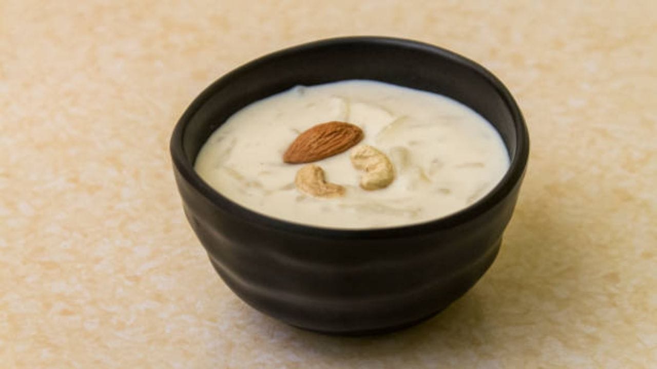 কেক, পিঠে, পায়েসপুলি খাওয়ার দিন এবার চলেই এসেছে। শীত মানেই বাড়িতে বাড়িতে খানা পিনার উৎসব। আর সেই তালিকায় কী না থাকে। মাংসের নানা পদ থেকে শুরু করে মিষ্টি, পায়েস সবই থাকে 