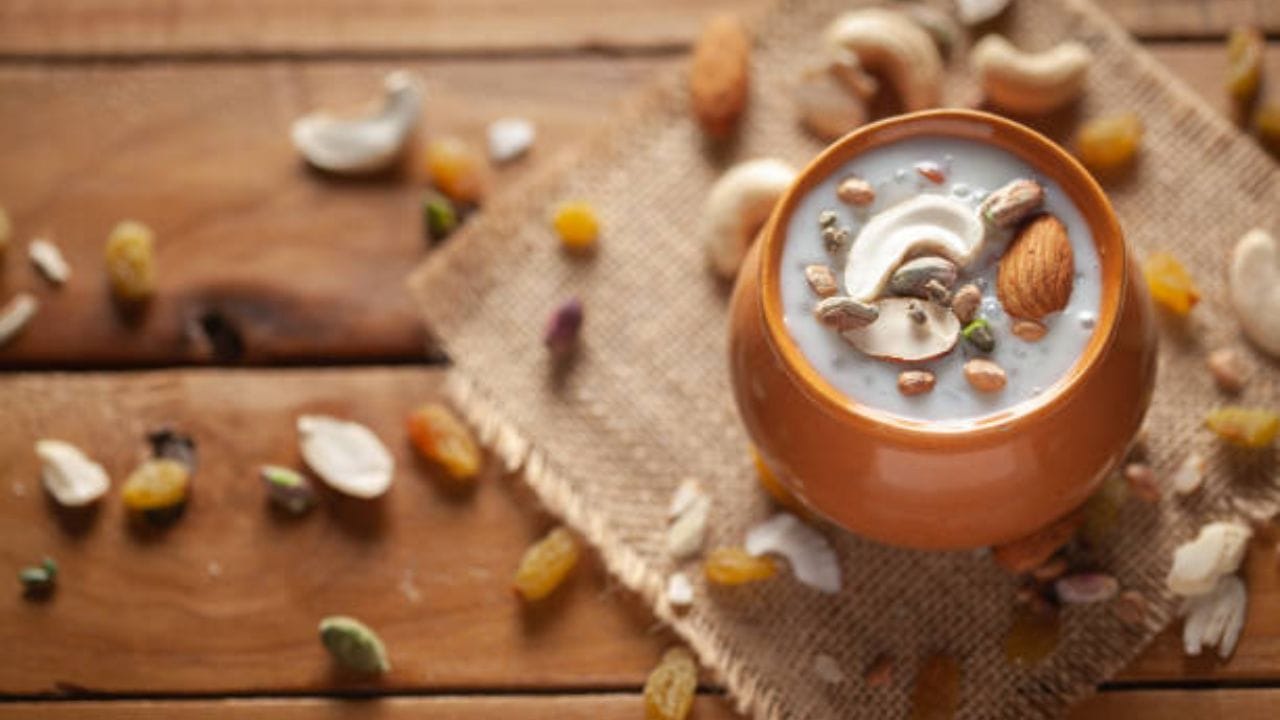 লুচির সঙ্গে আলুর পায়েস ভীষণ ভাল লাগে খেতে। শীতের দিনে নতুন আলু কড়াইশুঁটি দিয়ে আলুর দম বানিয়ে নিন। সঙ্গে রাখুন আলুর পায়েস। এই সব মিলে খুবই ভাল জমবে আর খেতেও লাগবে দারুণ 