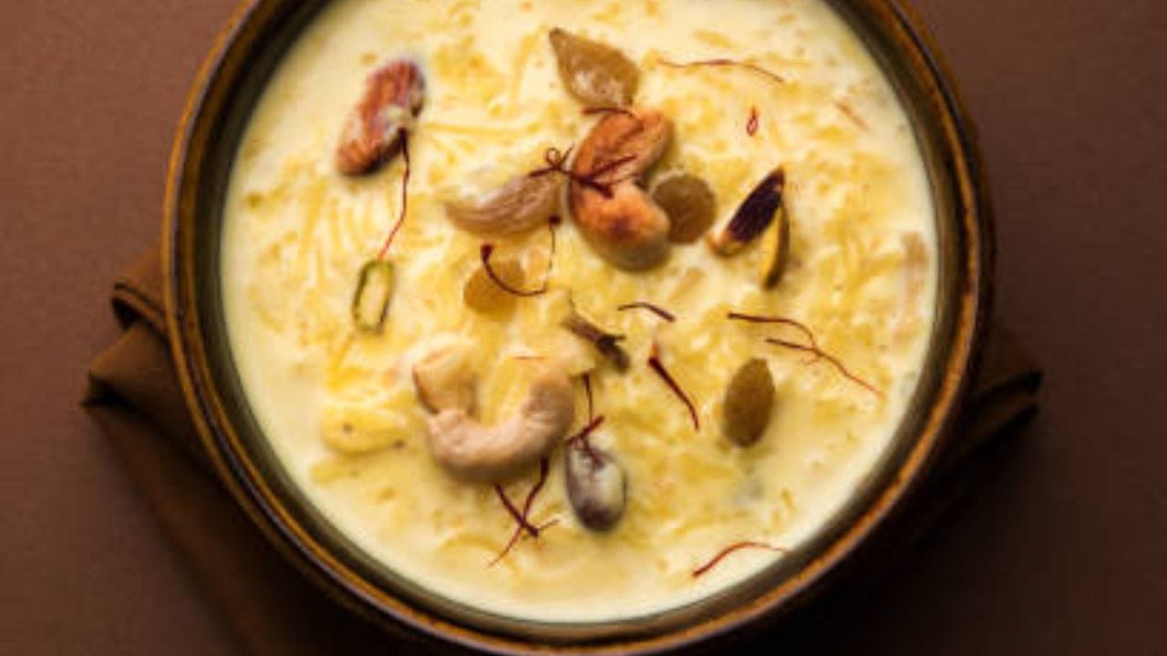 নামানোর আগে উপর থেকে ভেজে রাখা পেস্তা আর কাজু ছড়িয়ে দিতে হবে। আলুর পায়েস ফ্রিজে ঠান্ডা করে তবেই পরিবেশন করুন। শেষপাতে ঠান্ডা এই পায়েস খেতে খুবই ভাল লাগে 