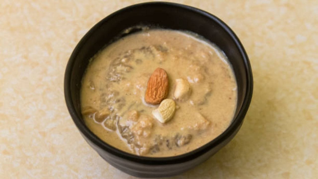 উপর থেকে কিশমিশ ছড়ান। আঁচ কমিয়ে বার বার নাড়তে হবে। একদম ঘন হয়ে এলে তখনই গ্যাস অফ করুন। পায়েস সব সময় চেষ্টা করবেন ইন্ডাকশনে বানাতে। এতে স্বাদ খুব ভাল আসে  