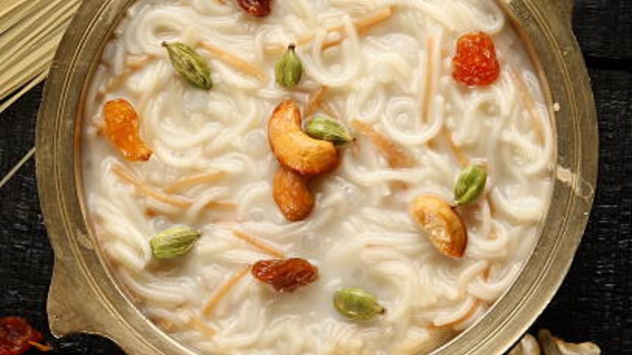 আলু দিয়ে খুব ভাল করে সেদ্ধ হয়ে গেলে তবে চিনি দিন। মিষ্টি স্বাদের জন্য চিনি আর কনডেন্সড মিল্ক এই দুটোই মেশাতে হবে। এতে স্বাদ খুব ভাল হয়, তবে খুব বেশি চিনি দেবেন না 