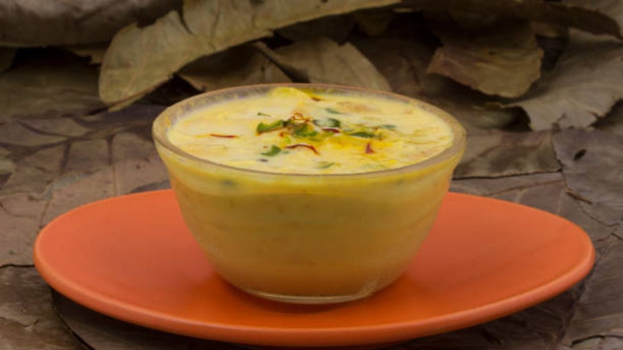 এবার এর মধ্যে এক লিটার দুধ আর দুটো এলাচ ভেঙে দিতে হবে। দুধ খুব ভাল করে ফুটিয়ে ক্ষীর করতে হবে। আলু আর দুধের পরিমাণ দেখে নেবেন, দুধ ফুটে উঠলে ওর মধ্যে আলু দিন