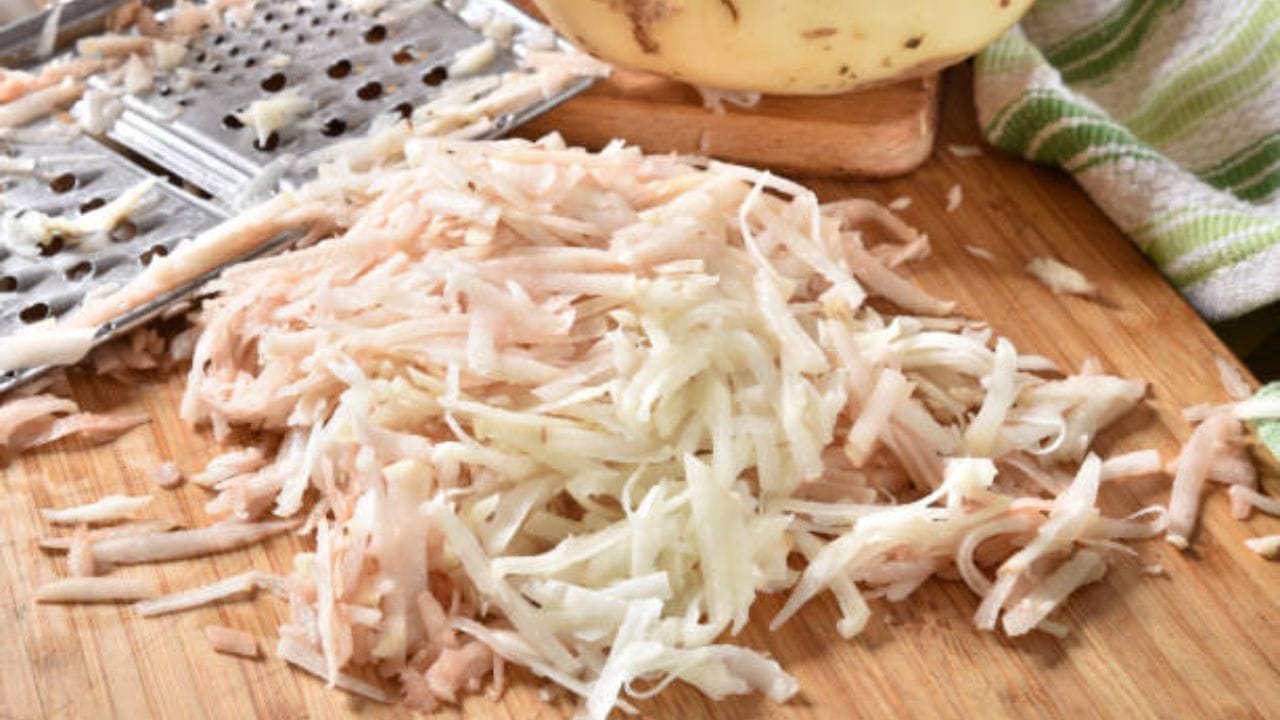 শীতের দিনে অনুষ্ঠান বেশি থাকে। জন্মদিন, বিয়েবাড়ির নিমন্ত্রণ বেশি থাকে। অনুষ্ঠান বাড়িতে মিষ্টিমুখ হবেই আর তার জন্য এবার বানিয়ে নিতে পারেন দারুণ এই পায়েসের রেসিপি। এই পায়েস খেতে যেমন ভাল তেমনই বানানো সহজ 