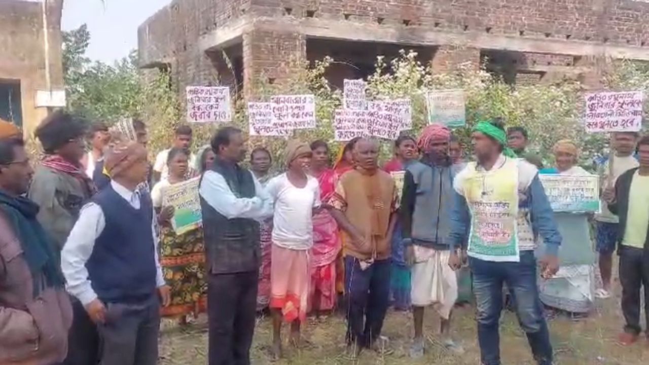 Tribal protest: সন্ধ্যারানি টুডুকে ঘিরে ধরে বিক্ষোভ দেখালেন আদিবাসীরা