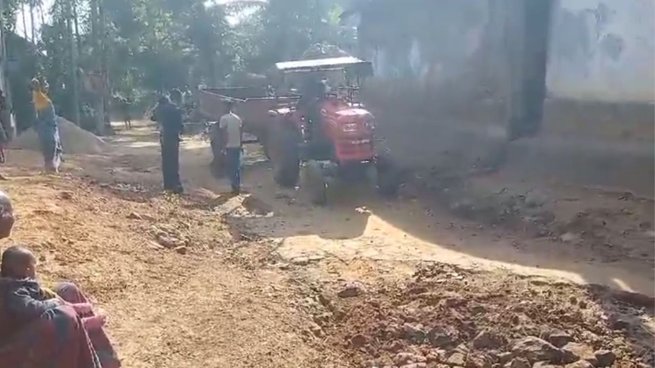 Purulia Road: শেষবার সংস্কার হয়েছিল বাম আমলে, অভিযোগ জানিয়েও কাজ না হওয়ায় নিজেরাই রাস্তা সারাই করলেন এলাকাবাসী