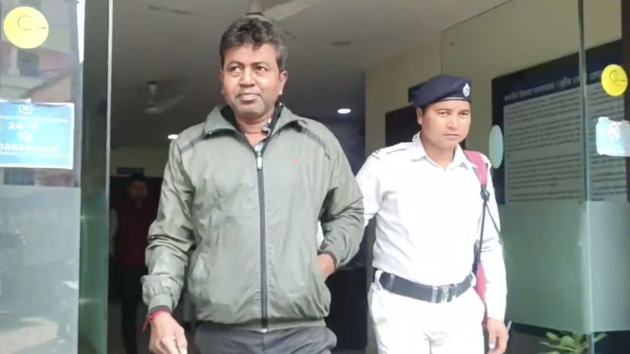 Rajarhat Fake Job: বাদ গেল না চাকরিহারাও! ৪ লক্ষ টাকা হাতিয়ে রাজারহাট পুলিশের হাতে গ্রেফতার ব্যক্তি