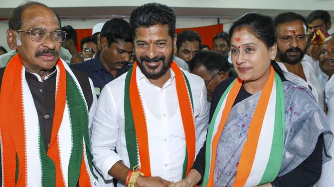 দলে বিরোধিতা সত্ত্বেও রেবন্তই পরবর্তী মুখ্যমন্ত্রী, শপথ নেবেন কবে? দলে বিরোধিতা সত্ত্বেও রেবন্তই পরবর্তী মুখ্যমন্ত্রী, শপথ নেবেন কবে?