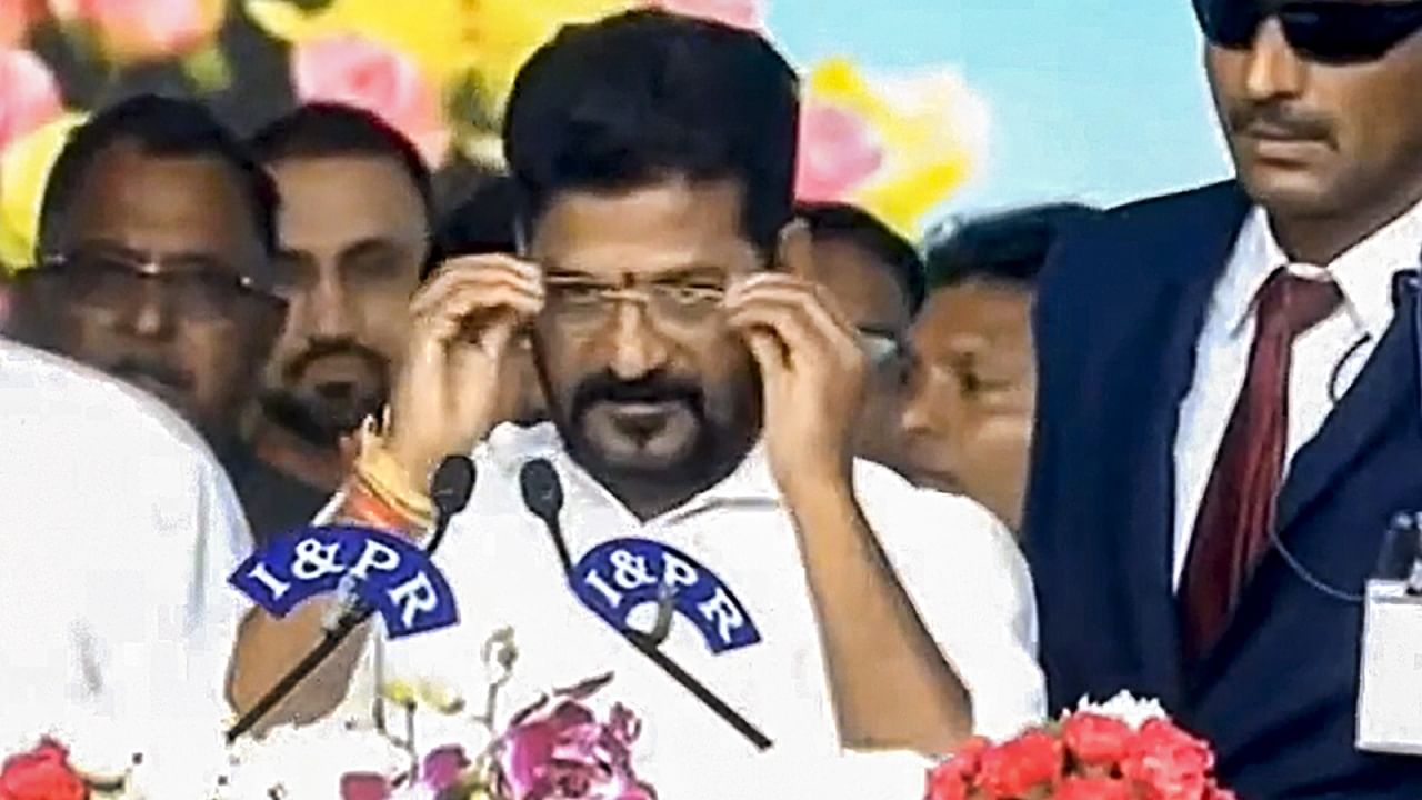 Revanth Reddy: ১১ মন্ত্রীকে নিয়ে শপথ নিলেন রেবন্ত রেড্ডি, সহযোগিতার বার্তা মোদীর