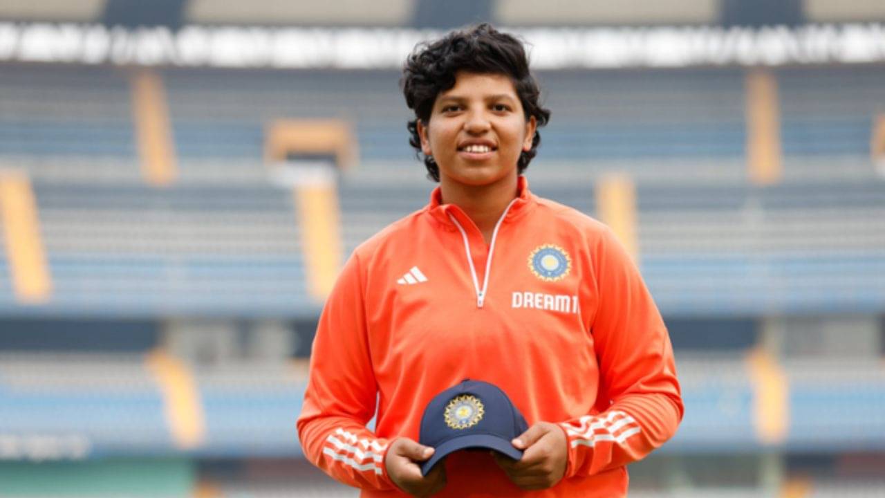 Richa Ghosh: অভিষেকেই হাফসেঞ্চুরি শিলিগুড়ির মেয়ের, সৌরভকে মনে পড়াচ্ছেন রিচা ঘোষ