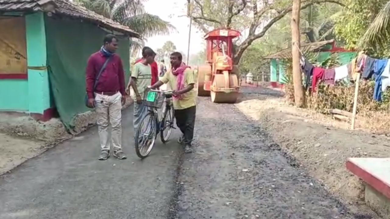 Kulpi Road: রাস্তা বানানোর ২৪ ঘণ্টার মধ্যেই উঠে আসছে স্টোনচিপ, এলাকাবাসী ধরতেই 'ফুড়ুৎ' ঠিকাদার